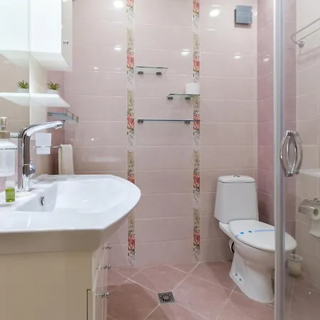 Riverside 2-bedroom Daire
