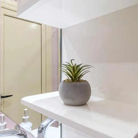 Riverside 2-bedroom Daire