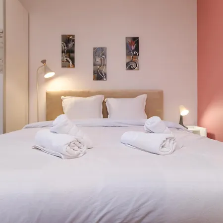 Riverside 2-bedroom Daire