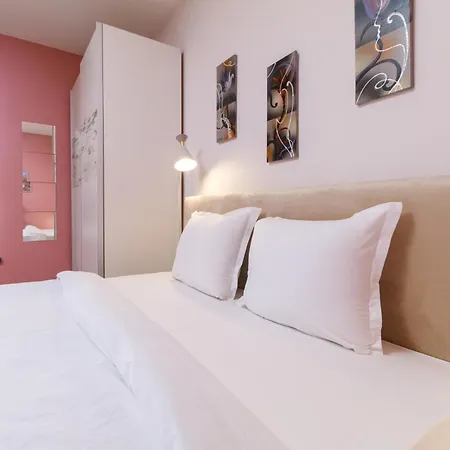 Riverside 2-bedroom Daire *