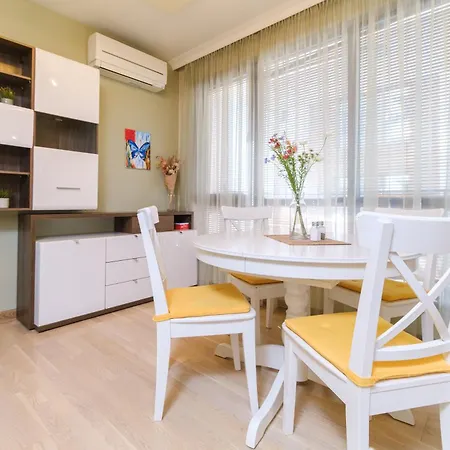 Riverside 2-bedroom Daire