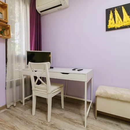 Riverside 2-bedroom Daire *